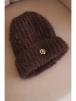 Dámská souprava čepice a šály zimní nadýchaná s ozdobným emblémem černá