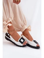 Kožené dámské sandály na klínu s ozdobou Artiker 56C2157 bílé Kožené dámské sandály na klínu s ozdobou Artiker 56C2157 bílé