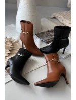 Dámské kotníkové boty na podpatku s páskem a stříbrným prvkem vyhřívané černé Bellisse