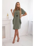 Dámské šaty s kapsami a přívěskem 29473 světlá khaki - Kesi Dámské šaty s kapsami a přívěskem 29473 světlá khaki - Kesi