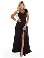 643-10 Elegantní večerní maxi šaty s rozparkem a růžemi – čokoládově hnědé