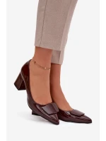 Lakované lodičky na podpatku s ozdobou čokoládové Isoline