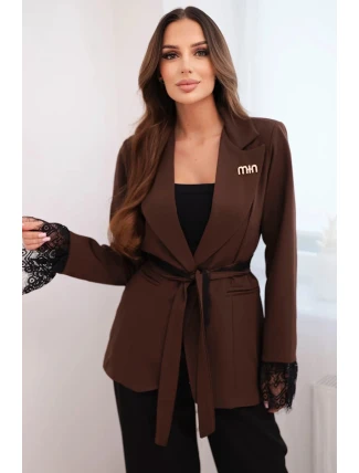 Dámská sako s páskem a krajkovým zakončením rukávů hnědá