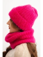 Dámská souprava čepice a šály zimní nadýchaná s ozdobným emblémem fuchsie