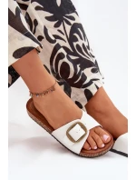 Dámské pantofle na korkové platformě s přezkou – bílé