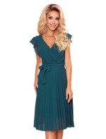 POLINA - Plisované dámské šaty v lahvově zelené barvě s výstřihem a volánky 374-1