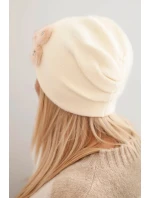 Dámská čepice s ozdobnými chlupatými květinami elegantní ecru