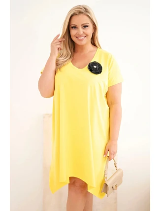 Dámské bavlněné šaty Plus Size s broží a výstřihem žlutá