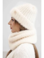 Dámský set čepice a nákrčníku zimního nadýchaného s ozdobným emblémem ecru Dámský set čepice a nákrčníku zimního nadýchaného s ozdobným emblémem ecru