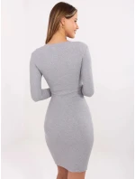Šedé vypasované žebrované šaty s kulatým výstřihem (5131-18P) Šedé vypasované žebrované šaty s kulatým výstřihem (5131-18P)