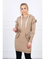 Šaty s ozdobnými volánky a kapucí camel