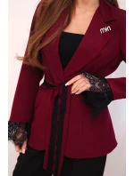 Dámská sako s páskem a krajkovým zakončením rukávů bordó