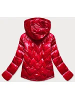 Červená prošívaná dámská bunda s kapucí (B9562) Červená prošívaná dámská bunda s kapucí (B9562)