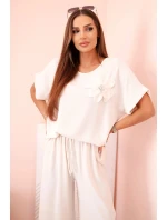 Dámský komplet z viskózy s ozdobným květem a širokými kalhotami - béžový Dámský komplet z viskózy s ozdobným květem a širokými kalhotami - béžový