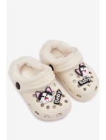 Dětské pěnové pantofle zateplené kožíškem s ozdobnými připínkami – krémové