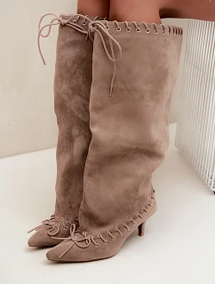 Kozačky s kitten heel z semiše s ozdobným šněrováním béžové Juletta