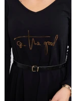 Šaty s ozdobným páskem a nápisy černé barvy Šaty s ozdobným páskem a nápisy černé barvy