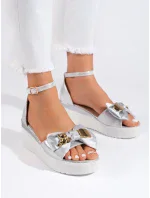 Pěkné dámské stříbrné sandály na klínku Pěkné dámské stříbrné sandály na klínku