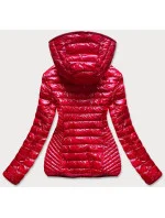 Červená prošívaná dámská bunda s kapucí (B9561) Červená prošívaná dámská bunda s kapucí (B9561)