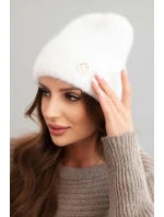 Dámská zimní čepice z huňaté příze a s elegantním knoflíkem bílá