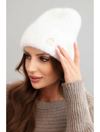 Dámská zimní čepice z huňaté příze a s elegantním knoflíkem bílá