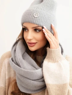 Dámská souprava s čepicí a šálou z měkké pleteniny šedá