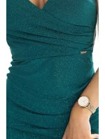610-2 Oslnivé brokátové tužkové šaty s obálkovým výstřihem a ramínky - zelené