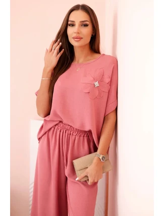 Dámský komplet z viskózy s ozdobným květem a širokými kalhotami - tmavě růžový Dámský komplet z viskózy s ozdobným květem a širokými kalhotami - tmavě růžový