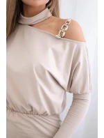 Šaty s ozdobou na rameni béžové barvy Šaty s ozdobou na rameni béžové barvy