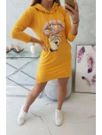 Šaty s delšími zády a barevným hořčicovým potiskem