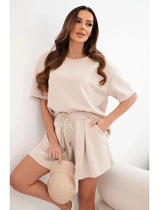 Dámský komplet z viskózy (masełko) s krátkým rukávem a kraťasy s vysokým pasem béžový Dámský komplet z viskózy (masełko) s krátkým rukávem a kraťasy s vysokým pasem béžový