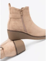 Výborné hnědé dámské  kotníčkové boty na klínku