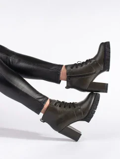 Moderní dámské kotníčkové boty zelené na plochém podpatku