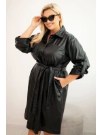 Dámské šaty z eko-kůže Plus Size s páskem a límečkem černá