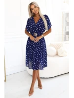 604-4 Smyslné bílé hráškové šaty s obálkovým výstřihem a ozdobným páskem - tmavě modré