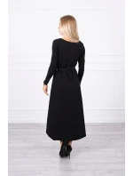 Šaty s ozdobným páskem a nápisy černé barvy Šaty s ozdobným páskem a nápisy černé barvy