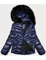 Krátká prošívaná dámská zimní bunda ve švestkové barvě s kapucí J Style (58M23068-4) Krátká prošívaná dámská zimní bunda ve švestkové barvě s kapucí J Style (58M23068-4)