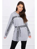 Šaty zdobené stuhou s nápisem šedá Šaty zdobené stuhou s nápisem šedá