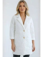 Dámská plus size prošívaná bunda s ozdobnými knoflíky a límcem bílá