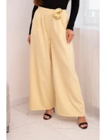 Dámské elegantní kalhoty s širokou nohavicí a ozdobným květem žluté