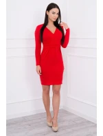 Přiléhavé šaty s výřezem pod prsy červené barvy
