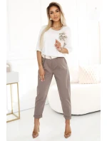 592-1 Pohodlná halenka s květinovou aplikací na rameni - ECRU 592-1 Pohodlná halenka s květinovou aplikací na rameni - ECRU