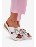 Kožené Dámské Klapky Na Klínu S Ozdobným Květem Artiker 52C0537 Bílé Kožené Dámské Klapky Na Klínu S Ozdobným Květem Artiker 52C0537 Bílé