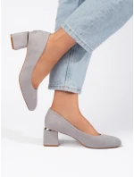 Pěkné dámské lodičky šedo-stříbrné na širokém podpatku Pěkné dámské lodičky šedo-stříbrné na širokém podpatku