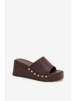 Dámské pantofle na platformě se zlatými sponami hnědé Arionne