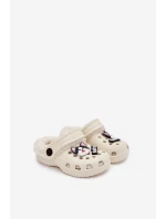 Dětské pěnové pantofle zateplené kožíškem s ozdobnými připínkami – krémové