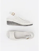 Luxusní bílé  sandály dámské na klínku