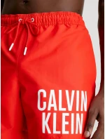 Pánské střední plavecké šortky se stahovací šňůrkou KM0KM00794 XNE červená - Calvin Klein Pánské střední plavecké šortky se stahovací šňůrkou KM0KM00794 XNE červená - Calvin Klein