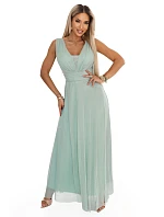 637-5 Dlouhé maxi šaty s brokátovým akcentem a hlubokým výstřihem - pistáciová barva