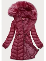 Dámská prošívaná bunda ve vínové bordó barvě s kapucí (8916-b) Dámská prošívaná bunda ve vínové bordó barvě s kapucí (8916-b)